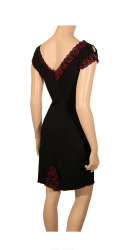 Robe noir et rouge, près du corps